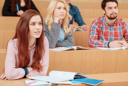 Das Bild zeigt einen Ausschnitt eines Hörsaals mit Studierenden.